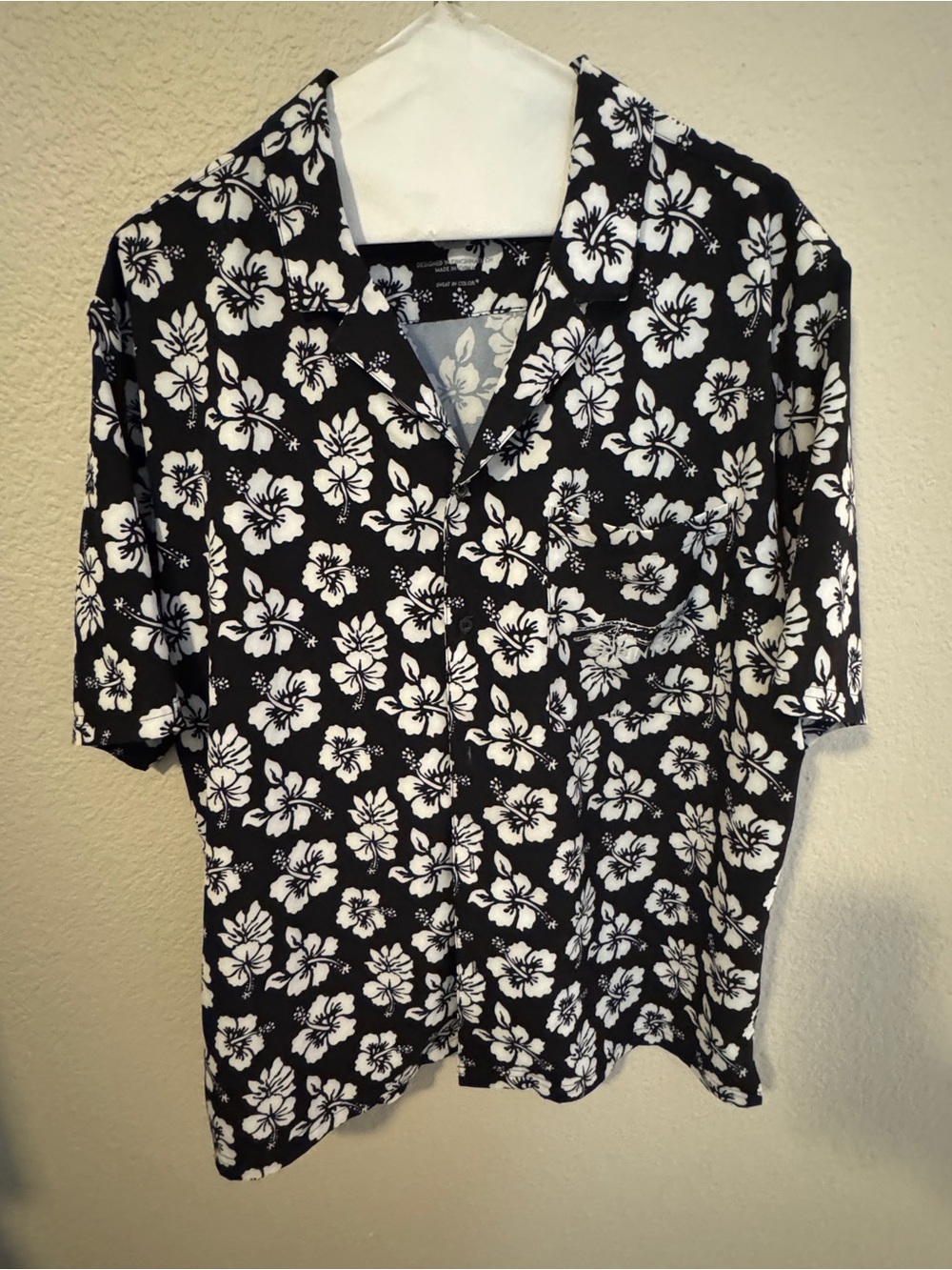 Sprints Black & White Floral Button-Up Men’s Top